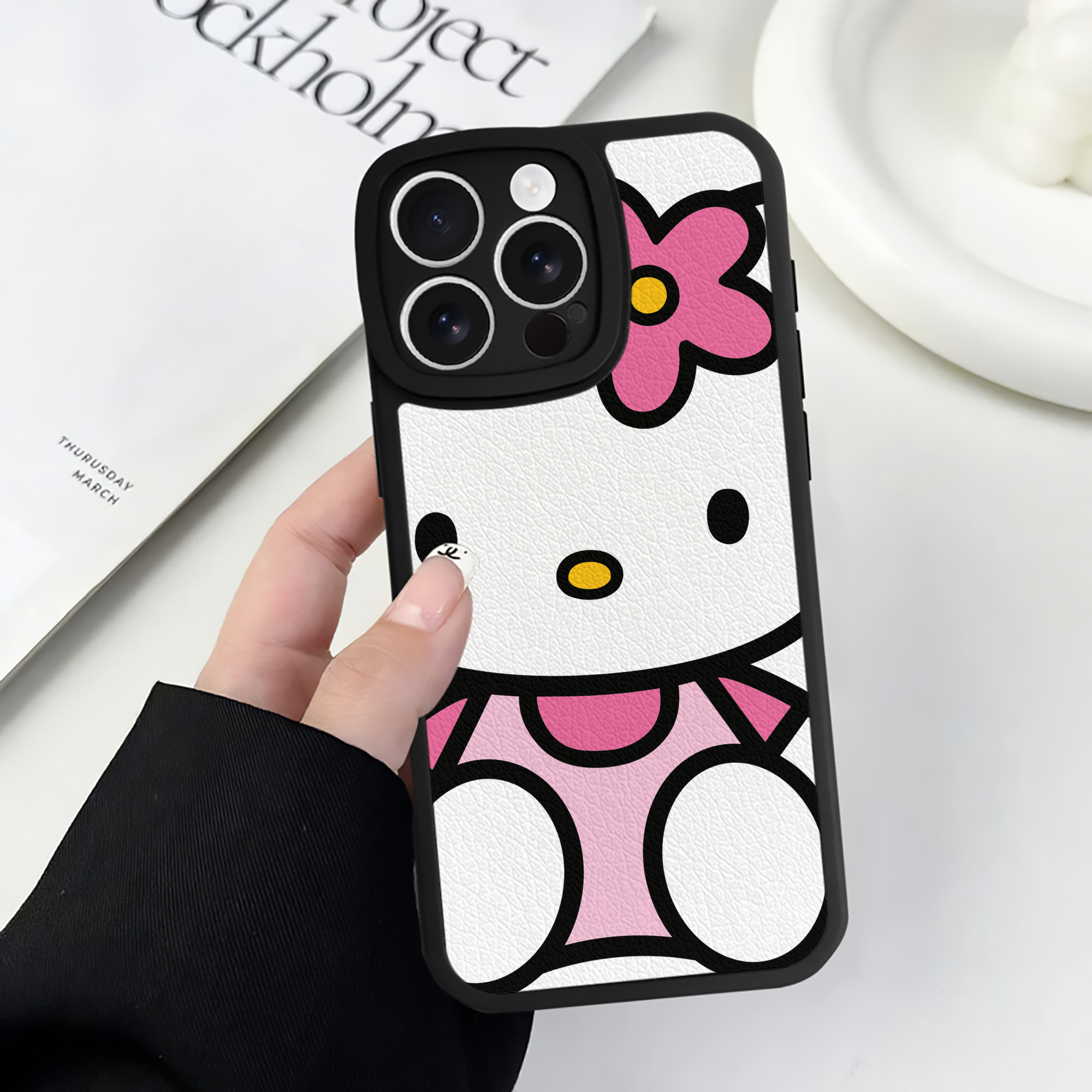 （画像用） Hello Kitty ハローキティ 【iPhone 16シリーズ対応】シリコンスマホケース（レザー調） 材質：シリコン